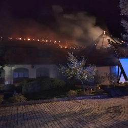 Ötszáz négyzetméteres szállásépület égett